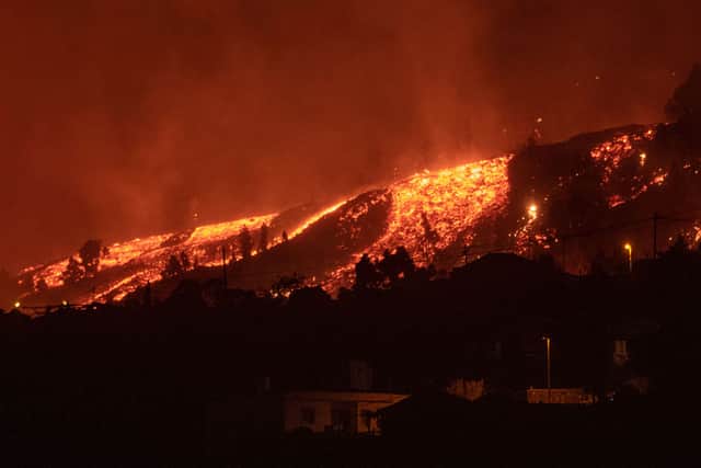 Lava flows approach houses as the Mount Cumbre Vieja erupts in El Paso (Photo: DESIREE MARTIN/AFP via Getty Images)