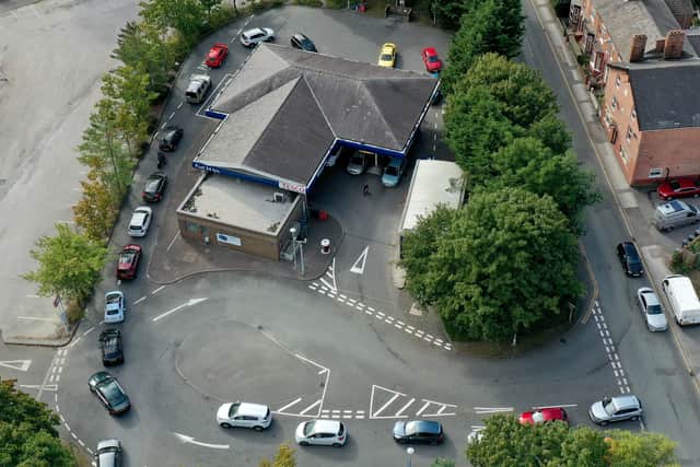 An aerial view of people queuing for petrol and diesel at a Tesco's Supermarket on September 24, 2021 in Northwich, United Kingdom. Photo: Getty Images 