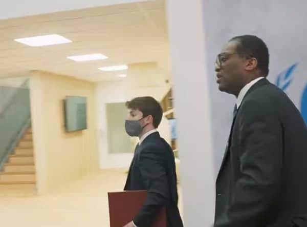 Kwasi Kwarteng leaves the COP26 panel event without a face mask (Photo: NationalWorld)
