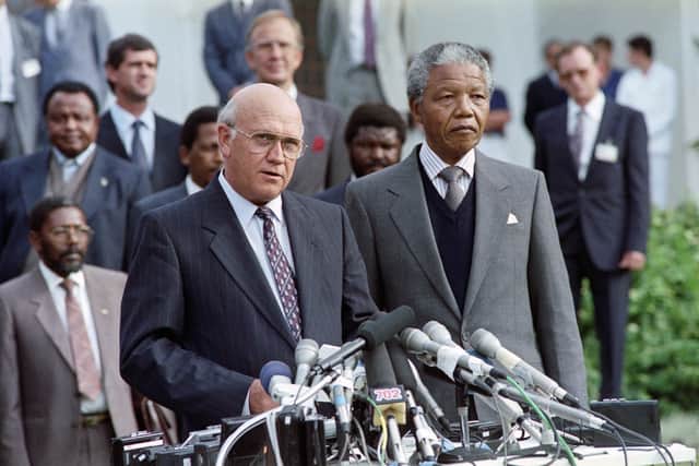 FW de Klerk alongside Nelson Mandela in 1990. (Credit: Getty)