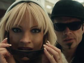 Lily James stars as Pamela Anderson and Sebastian Stan as Tommy Lee (Photo: Hulu)