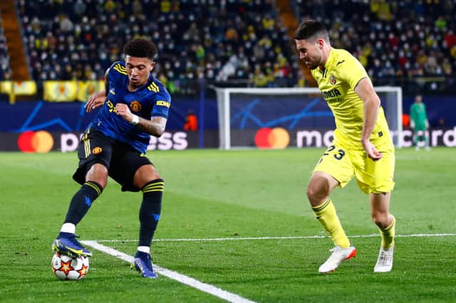 Jadon Sancho of Manchester United challenges for the ball against Moi Gomez of Villareal FC during the UEFA Champions League group F match between Villarreal CF and Manchester United at Estadio de la Ceramica