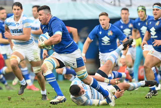 Italy's flanker Sebastian Luke Negri (C) runs with the ball during the autumn international rugby union Test match between Italy and Argentina at Stadio Comunale di Monigo in Treviso on November 13, 2021