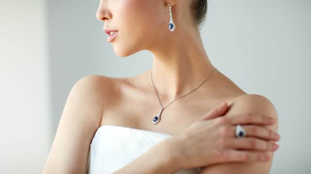 <p> A piece of jewellery with a birthstone for each month of the year</p>