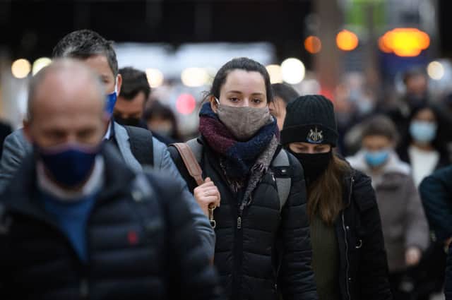 Commuters wear protective facemasks as they arrive at Paddington station on November 30, 2021 in London, England.  (Photo by Leon Neal/Getty Images)