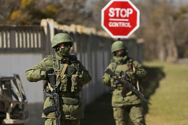 Armed soldiers without identifying insignia keep guard outside of a Ukrainian military base in the town of Perevevalne near the Crimean city of Simferopol in March 2014 (Photo: Spencer Platt/Getty Images)