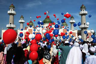 Тайские мусульмане выпускают сотни воздушных шаров после утренней молитвы, посвященной началу исламского праздника Курбан-байрам.