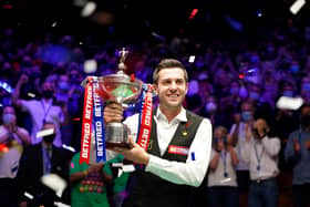 Mark Selby holds the World Championship Trophy in 2021. 
