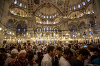  Турецкие мусульмане возносят молитвы Ид аль-Фитр, отмечая первый день Ид аль-Фитр в мечети Фатих Султан 5 июля 2016 года в Стамбуле, Турция. 