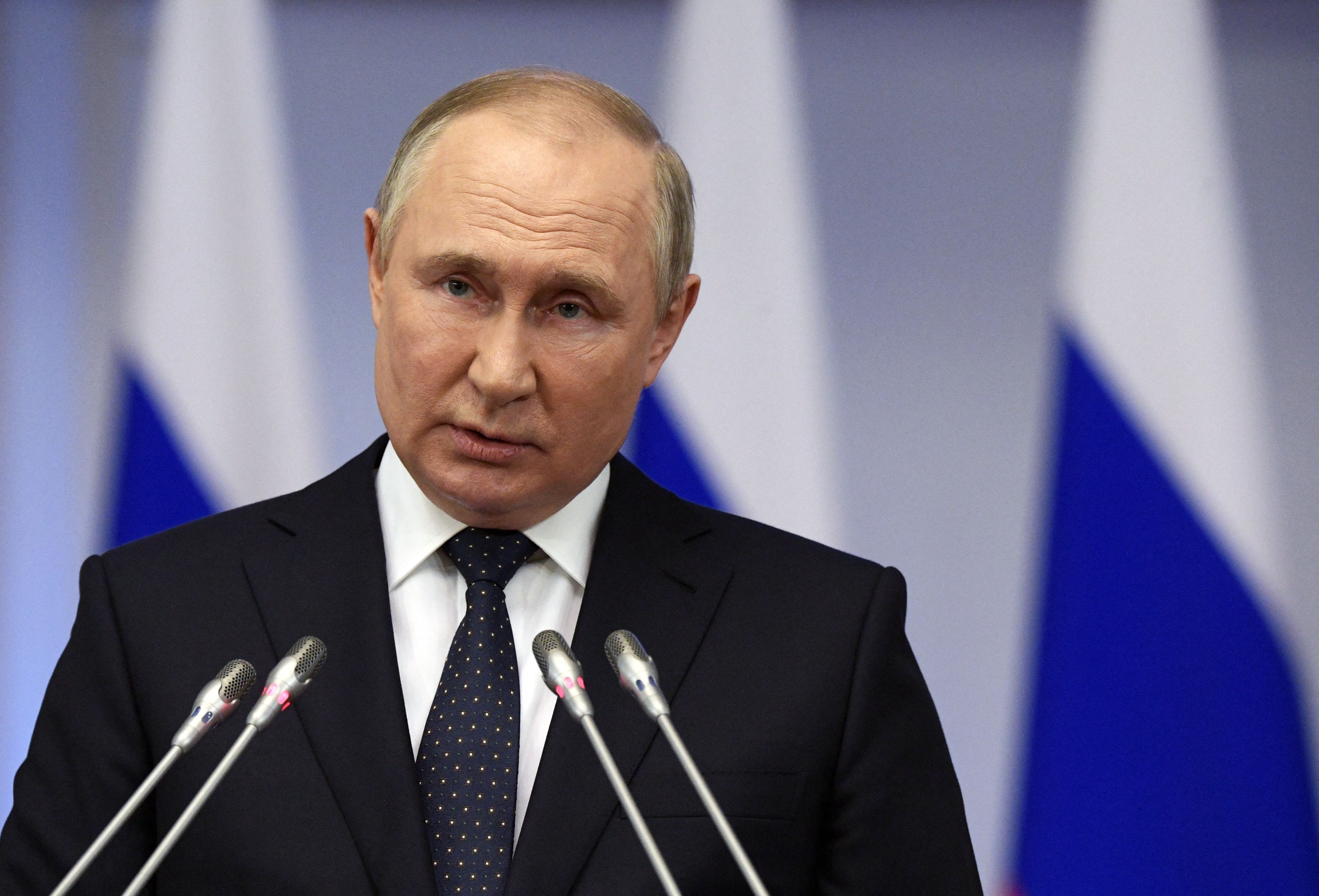 Ukraine latest: Putin threatens ‘lightning fast response’ to countries ‘intervening in Ukraine’