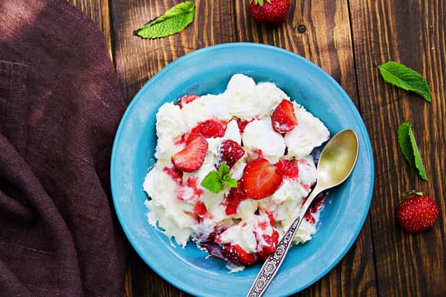 All you need for Eton Mess is crispy meringues, strawberries and whipped cream (Photo: Adobe Stock)