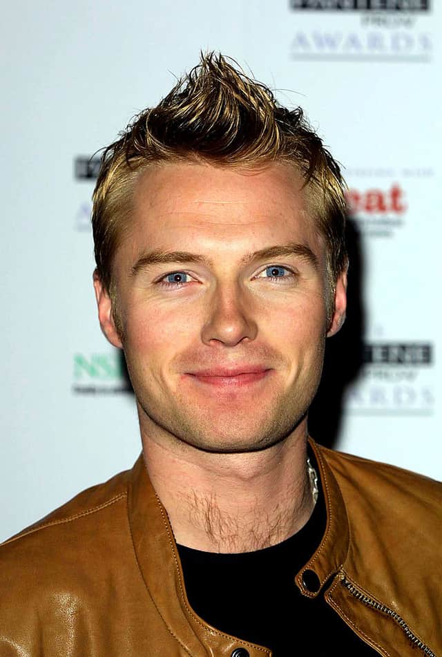 Singer Ronan Keating arrives at the Pantene Pro-V Awards October 17, 2001 in London. (Photo by Anthony Harvey/Getty Images)