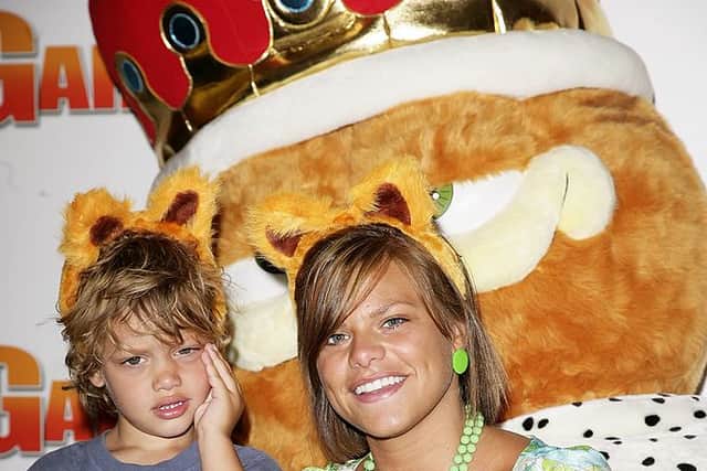 Jade Goody and her sons Bobby Jack (L) and Freddie arrive at the UK Gala Screening of “Garfield 2: A Tail Of Two Kitties” at Vue West End, Leicester Square on July 16, 2006 in London, England.  (Photo by Claire Greenway/Getty Images)