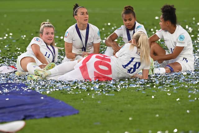 England’s players talk on the pitch as they celebrate after their win in the UEFA Women’s Euro 2022 final football match  (Photo by JUSTIN TALLIS/AFP via Getty Images)
