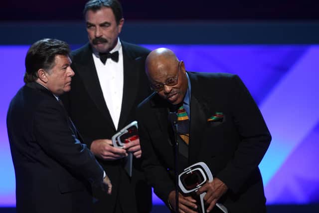  Actors (L-R) Larry Manetti, Tom Selleck, and Roger E. Mosley accept the Hero Award for “Magnum P.I. (Pic: Getty Images)