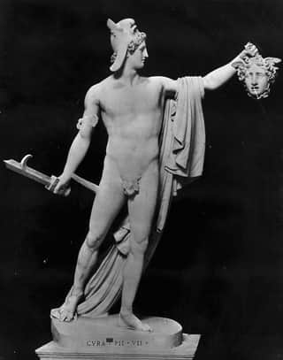 Um 1810: Perseus, der Sohn von Zeus und Danae aus der griechischen Mythologie, hält den abgetrennten Kopf der Gorgo-Medusa. Skulptur von Antonio Canova (Foto von Hulton Archive/Getty Images)