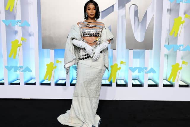 Shenseea cut a stylish figure in a white and silver outfit at the 2022 MTV VMAs (Getty Images)