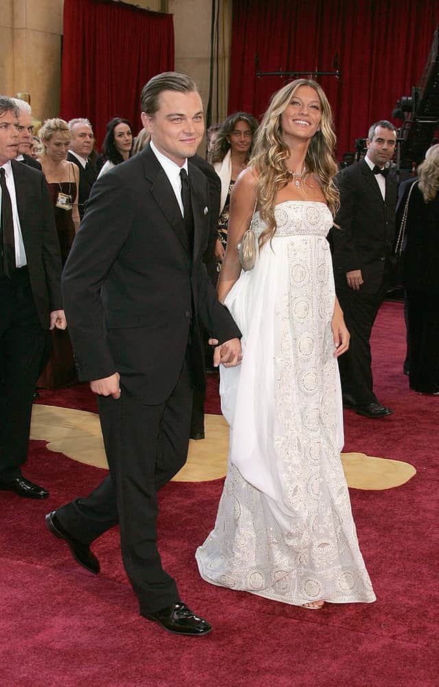 Leonardo DiCaprio and Brazilian model Gisele Bundchen at the 77th Annual Academy Awards at the Kodak Theater on February 27, 2005 in Hollywood, California.  (Photo by Vince Bucci/Getty Images)