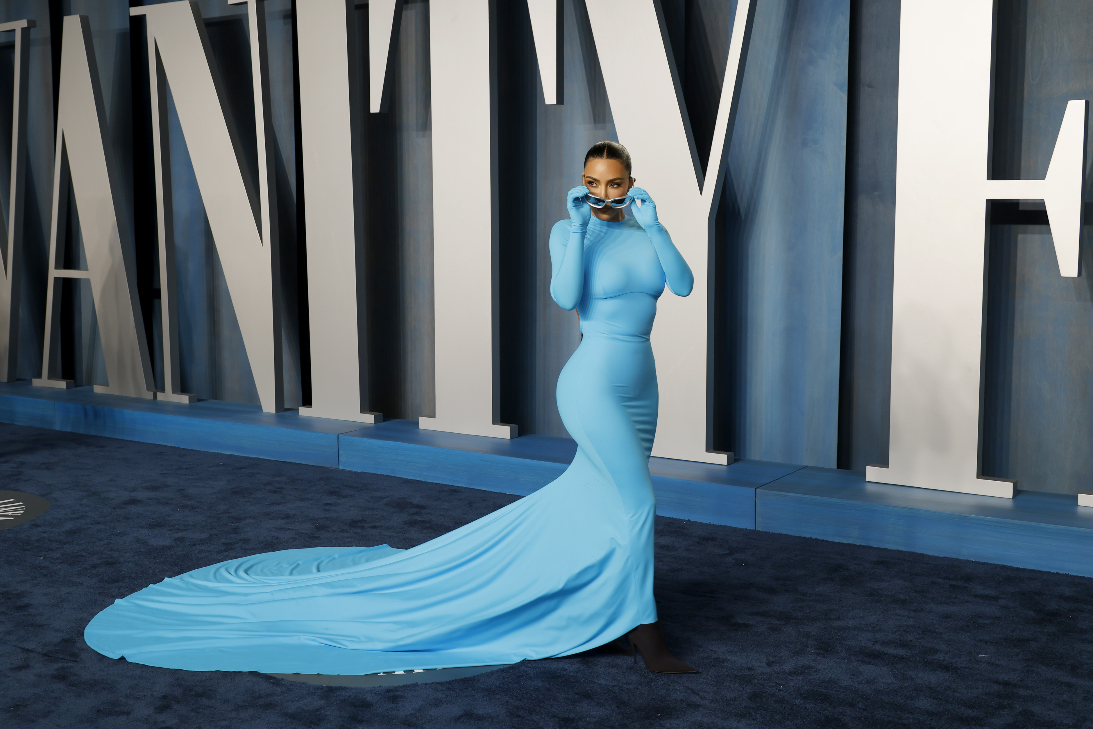 Kim Kardashian flaunts her curves in skintight blue Balenciaga gown at  Oscars afterparty  MEAWW