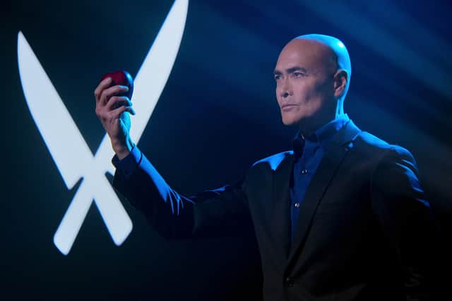 Iron Chef Mexico, holding an apple in front of the show’s logo under dramatic lighting (Credit: Netflix)