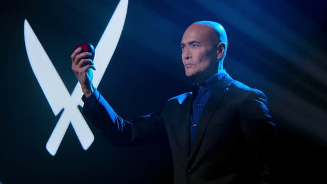 Iron Chef Mexico, holding an apple in front of the show’s logo under dramatic lighting (Credit: Netflix)