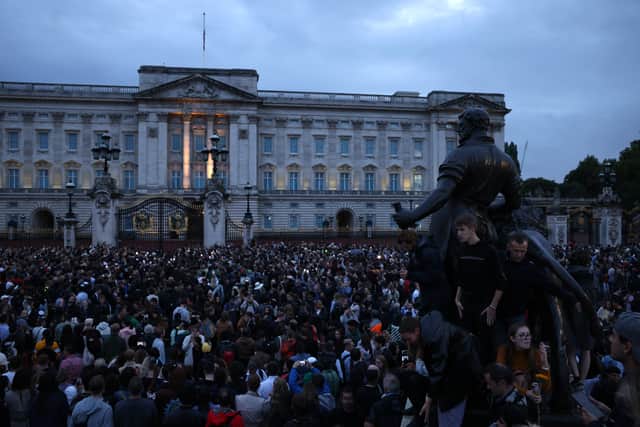 Thousands of mourners gathered at Buckingham Palace. (Credit: Getty Images)