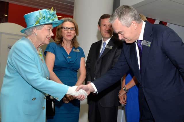 Queen Elizabeth II meeting newsreader Huw Edwards in 2013 (Getty Images)
