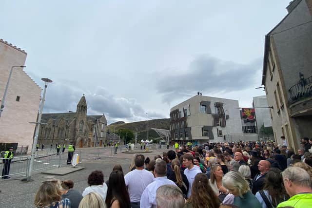 Thousands lined the street of Edinburgh to pay respect to the Queen as she arrived for the final time at the Palace of Holyroodhouse. (Credit: Heather Carrick/NationalWorld)