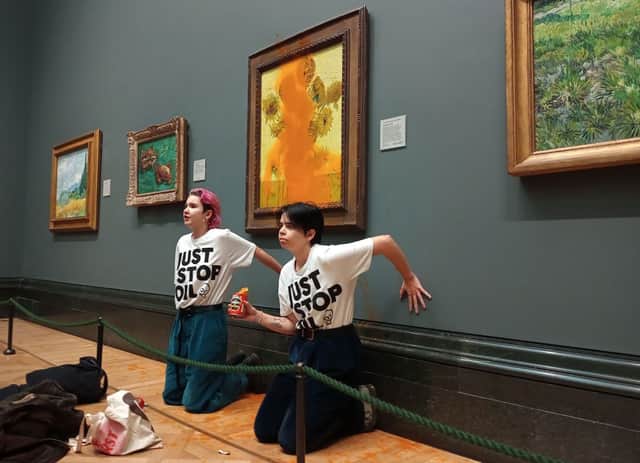 Những người biểu tình ném súp lên Hoa hướng dương của Van Gogh. Ảnh: Just Stop Oil