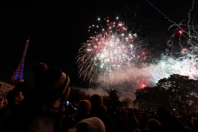 LONDON, ENGLAND - NOVEMBER 02: Crowds gather to watch fireworks during the 2018 Alexandra Palace Fireworks at Alexandra Palace on November 02, 2018 in London, England. (Photo by Ming Yeung/Getty Images)