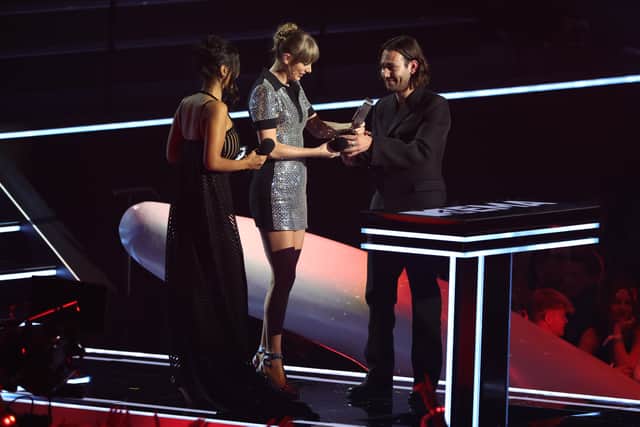 Maya Jama and Maxim Baldry present Taylor Swift with the award for best video