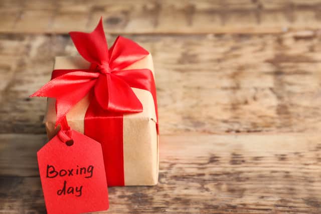 Tag with text BOXING DAY and gift box on table (Africa Studio - stock.adobe.com)