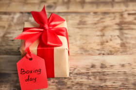 Tag with text BOXING DAY and gift box on table (Africa Studio - stock.adobe.com)
