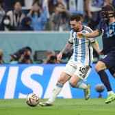 Lionel Messi takes on Josko Gvardiol at the Lusail Stadium 