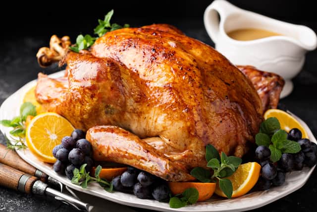 Festive celebration roasted turkey with gravy for Christmas (fahrwasser - stock.adobe.com)