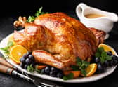 Festive celebration roasted turkey with gravy for Christmas (fahrwasser - stock.adobe.com)