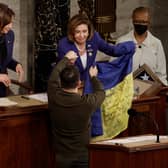 Volodymyr Zelensky gives a Ukrainian flag signed by members of the Ukrainian military to U.S. Speaker of the House Nancy Pelosi (Getty Images)