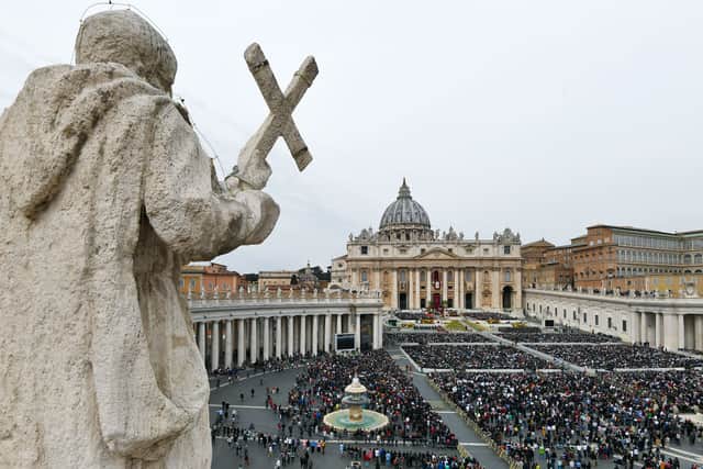 A general view shows worshipers attending the Pope's Easter Sunday mass outside St Peter's basilica on St. Peter's square on April 21, 2019 in the Vatican