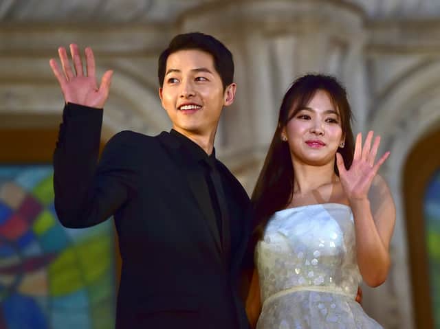 Song Joong-Ki (L) and actress Song Hye-Kyo pose for a photo call on the red carpet of the 52nd annual BaekSang Art Awards in Seoul, 2016 (Photo: AFP via Getty Images)