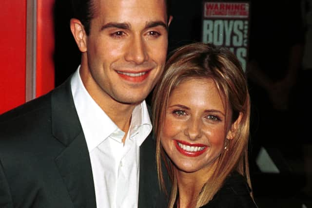  Freddie Prinze Jr. and Sarah Michelle Gellar at the world premiere of the Dimension Films release of “Boys and Girls” in 2000 (Photo: Getty Images)