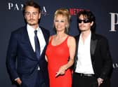 (L-R) Brandon Thomas Lee, Pamela Anderson and Dylan Jagger Lee attend the premiere of Netflix’s “Pamela, a love story” (Photo: Getty Images)