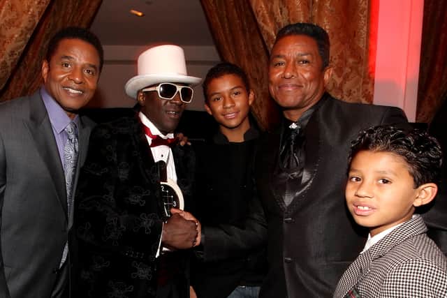 Singer Jackie Jackson, rapper Flavor Flav, Jaffar Jackson, singer Jermaine Jackson and son Jermajesty pictured in 2009. (Getty Images)