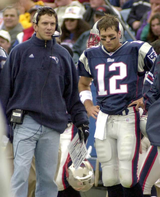Quarterback Tom Brady (R) stands on the sidelines with injured Quarterback Drew Bledsoe of the New England Patriots during the first quarter of action against the San Diego Chargers 14 October 2001 in Foxboro Stadium (AFP via Getty Images)