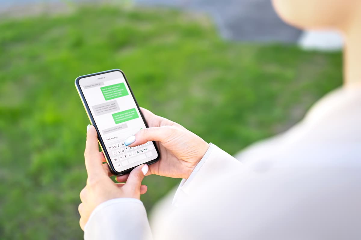 Ppl Texting Young people more likely to fall while texting and walking