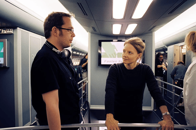 Jodie Foster and Flightplan director Robert Schwentke take a break between filming (Credit: Touchstone Pictures)