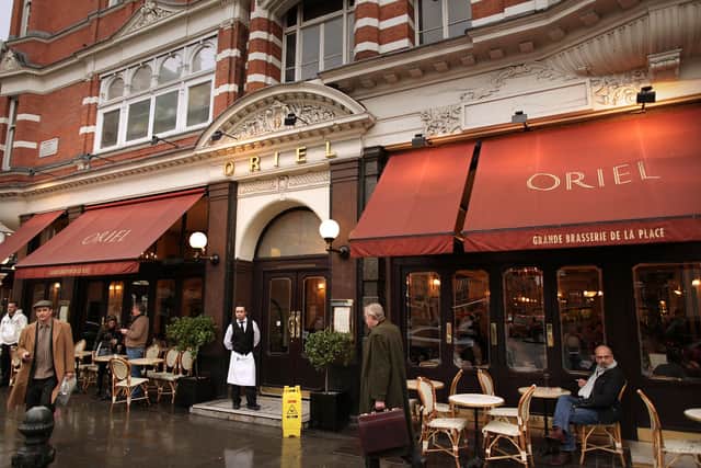 Customers sit outside The Oriel brasserie in Sloane Square in January 2010 (Photo: Getty Images)