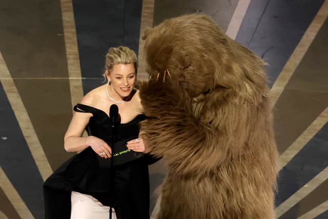 (L-R) Elizabeth Banks and Cocaine Bear speak onstage during the 95th Annual Academy Awards at Dolby Theatre on March 12, 2023 in Hollywood, California. (Photo by Kevin Winter/Getty Images)