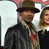 US actors Jamie Foxx (L) and Cameron Diaz pose for pictures during a photocall for the film “Annie” in central London on December 16, 2014. (AFP PHOTO / BEN STANSAL)