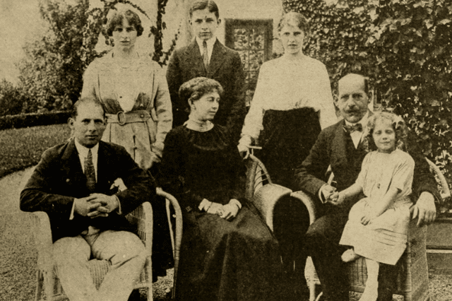 Princess Katherine, sat on her father's knee on the right of the picture (Credit: WIkipedia)