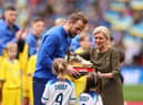 Kane receives England’s Golden Boot award with his children ahead of match against Ukraine